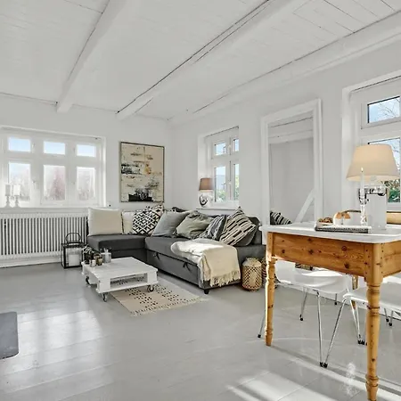 2 Bedroom Beautiful In Semesterbostad Ebeltoft