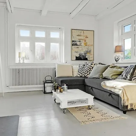 2 Bedroom Beautiful In Dom wakacyjny *